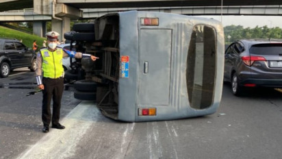 Tabrakan Beruntun di Tol Sidoarjo, Bus Dinas TNI AL Terguling