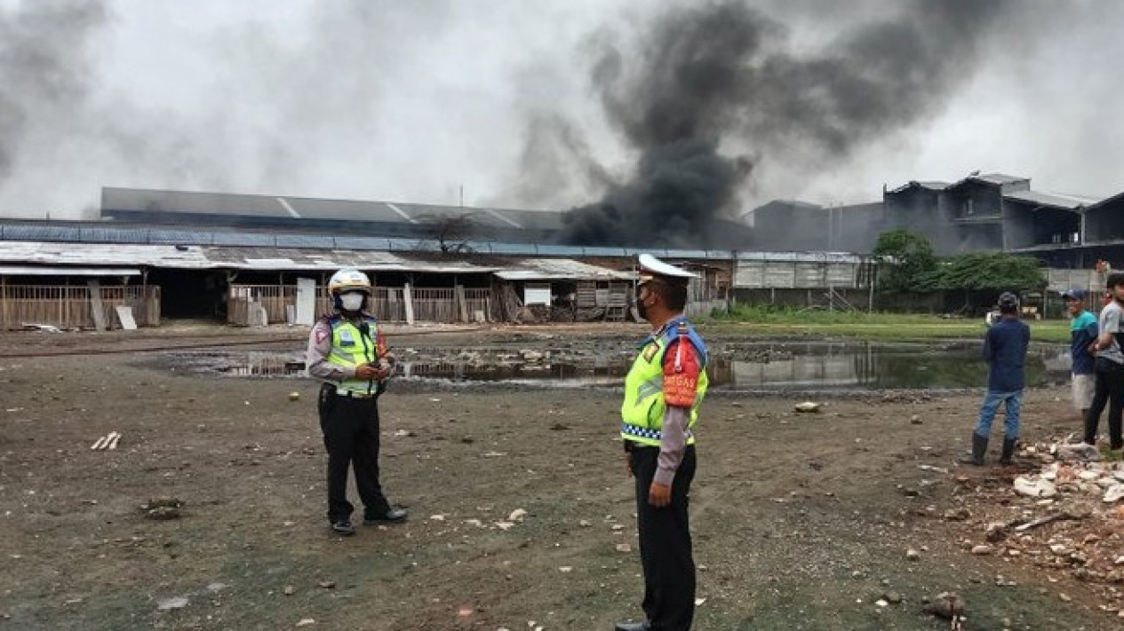 Kebakaran di Pergudangan Kimia Cengkareng, Polisi: Pabrik Tiner
            - galeri foto