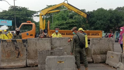 Petugas Gabungan Tutup Kawasan Kanal Banjir Timur (KBT) Cegah Kerumunan Tahun Baru 2022