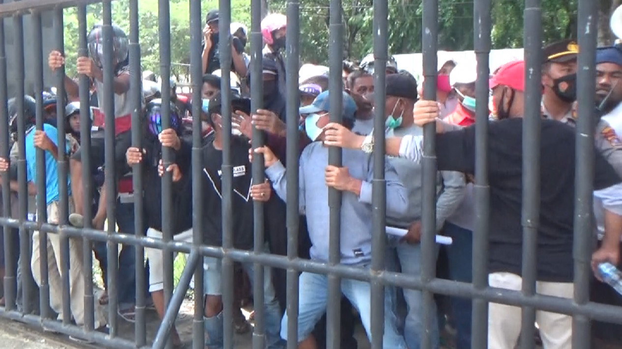 Ratusan Buruh Pelabuhan Kendari Seruduk Gedung DPRD Sultra
            - galeri foto