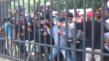 Ratusan Buruh Pelabuhan Kendari Seruduk Gedung DPRD Sultra