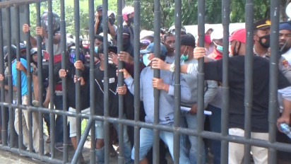 Ratusan Buruh Pelabuhan Kendari Seruduk Gedung DPRD Sultra