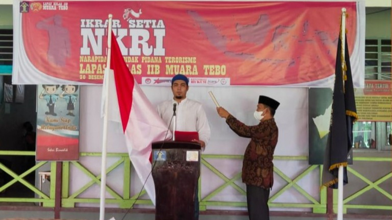 Napi Kasus Terorisme Giovanov Rafli Laksanakan Ikrar Setia Terhadap NKRI
            - galeri foto