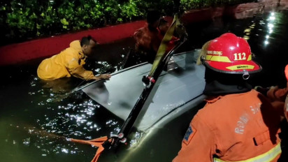 Avanza Tercebur ke Sungai saat Surabaya Banjir, Pengemudi Sempat Keluar Sebelum Mobil Tenggelam