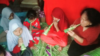 Terompet dari Daun Janur. Ini Cara Warga Banyumas Sambut Tahun Baru