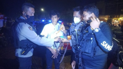 Seorang Pemuda di Taman Hasanuddin Gowa Sulsel Membawa Badik serta Anak Panah dan Pelontarnya  Saat Malam Pergantian Tahun