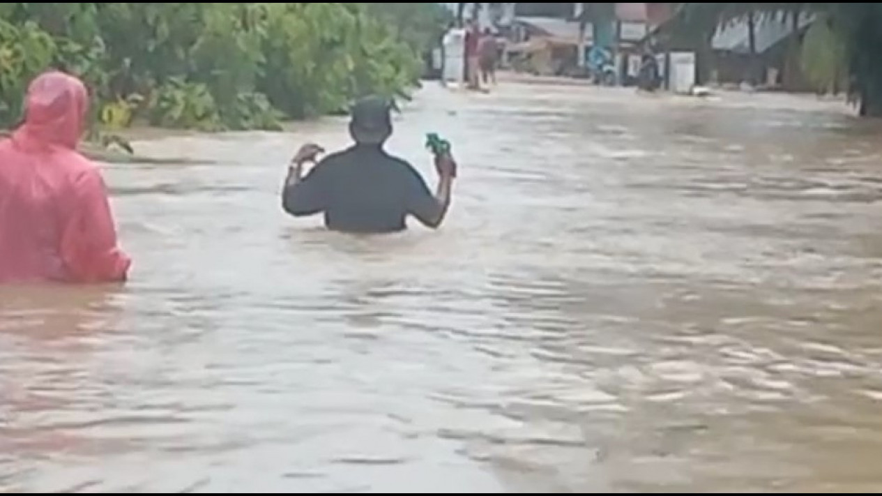 Banjir Telah Mencapai 2 meter, Masyarakat Desak Pemerintah Evakuasi Warga dengan Perahu Karet
            - galeri foto