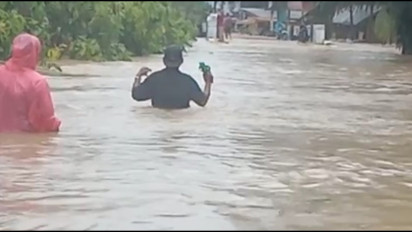 Banjir Telah Mencapai 2 meter, Masyarakat Desak Pemerintah Evakuasi Warga dengan Perahu Karet