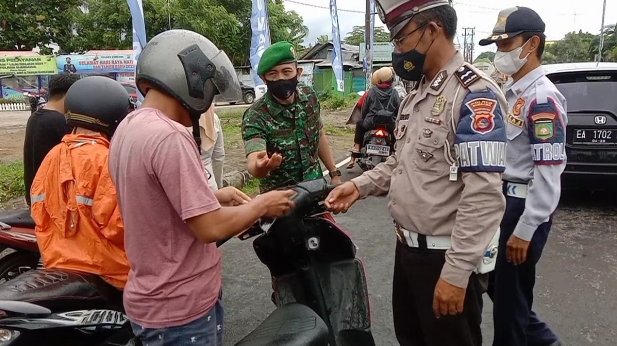 Amankan Sumbawa dari Omicron, Petugas Gabungan Gelar Razia Vaksin Covid-19 dan Suntik Warga di Tempat
            - galeri foto