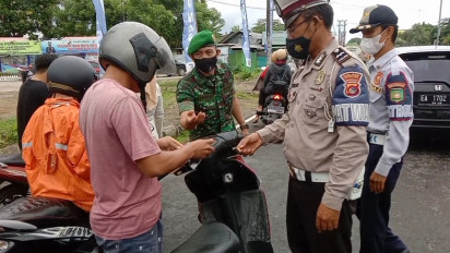 Amankan Sumbawa dari Omicron, Petugas Gabungan Gelar Razia Vaksin Covid-19 dan Suntik Warga di Tempat