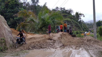 Jalan Lintas Antar Kecamatan di Humbahas Lumpuh Tertutup Longsor