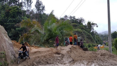 Jalan Lintas di Humbahas Sumut Lumpuh Tertutup Longsor
