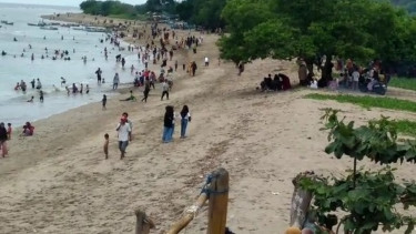Ratusan Wisatawan Padati Obyek Wisata Pantai Jemplung Sumbawa