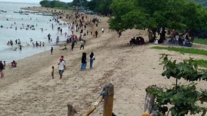 Ratusan Wisatawan Padati Obyek Wisata Pantai Jemplung Sumbawa
