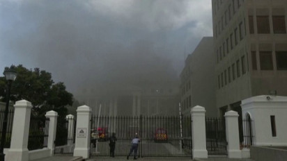 Gedung Parlemen Afrika Selatan di Kota Cape Town Terbakar