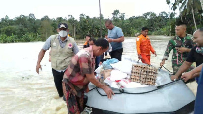 Telah Tiga Hari Terendam Banjir, Pemkab Salurkan Bantuan Dengan Perahu Karet
