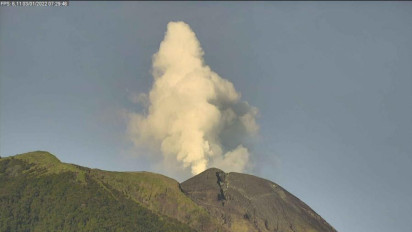 Gunung Api Gamalama Keluarkan Asap Tebal Setinggi 150 Meter dari Puncak Kawah