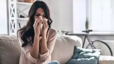 Ilustrasi seorang wanita sedang sakit Flu.