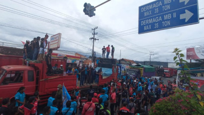 Ratusan Sopir Truk Blokade Akses Pelabuhan Ketapang