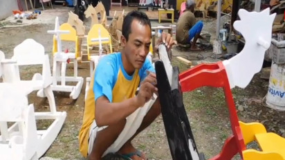 Mainan Kuda Goyang, Bertahan dalam Serbuan Mainan Modern