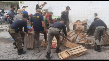 Satpol PP Kota Semarang Tertibkan Pedagang Liar di Sekitaran Pasar Johar