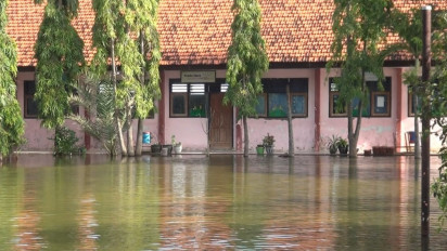 Hari Pertama Masuk, Banjir Genangi Sekolah, Siswa Terpaksa Diliburkan