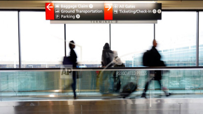 Badai Salju dan Pandemi Mengacaukan Penerbangan dan Liburan Tahun Baru