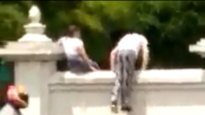 Viral! Modal Karcis Parkir, Sepasang Bule Rusia Panjat Pagar Candi Prambanan