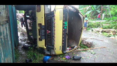 Tidak Kuat Menanjak Truk CPO Terguling, Muatannya Tumpah ke Rumah Warga