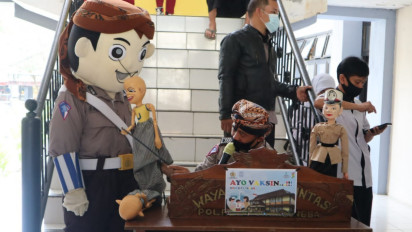 Hadirkan Badut, Satlantas Polres Purbalingga Hibur Anak-anak Peserta Vaksinasi