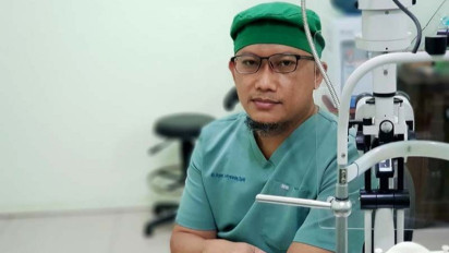 Jangan Sepelekan Mata Kemasukan Abu Rokok Saat Berkendara, Ini Bahayanya