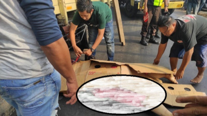 Oli Tumpah Ke Jalan, Pengendara Motor Tergelincir Masuk Ke Dalam Kolong Truk Hingga Tewas