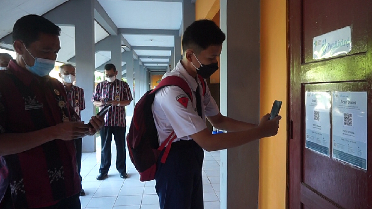 PTM 100 Persen Siswa dan Guru Wajib Check In PeduliLindungi
            - galeri foto