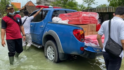Ratusan Paket Sembako dan Perabot Rumah Tangga untuk Korban Banjir Akibat Luapan Bengawan Njero