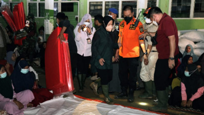 Mensos Kunjungi Korban Banjir Padang Lawas