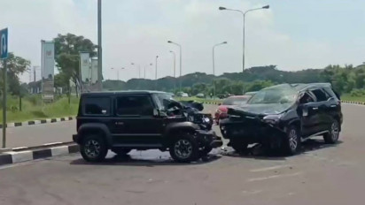 Pengemudi Hilang Kendali, Tiga Mobil Ringsek Terlibat Tabrakan