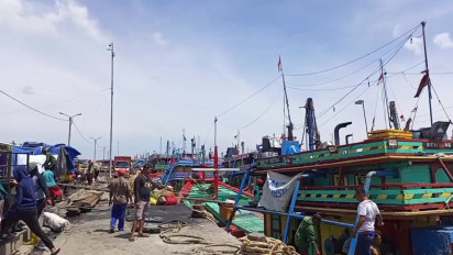 Nelayan Rembang Berhenti Melaut Akibat Cuaca Buruk, Harga Ikan Naik