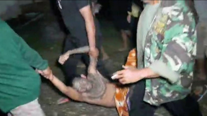 Massa Tangkap Seorang Pria Bertato yang Mengamuk Serta Merusak Rumah Warga di Pangandaran Jawa Barat