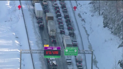 Ratusan Pengendara Terjebak di Jalan Bebas Hambatan Antar Negara Bagian di Virginia Amerika Serikat Akibat Tumpukan Salju