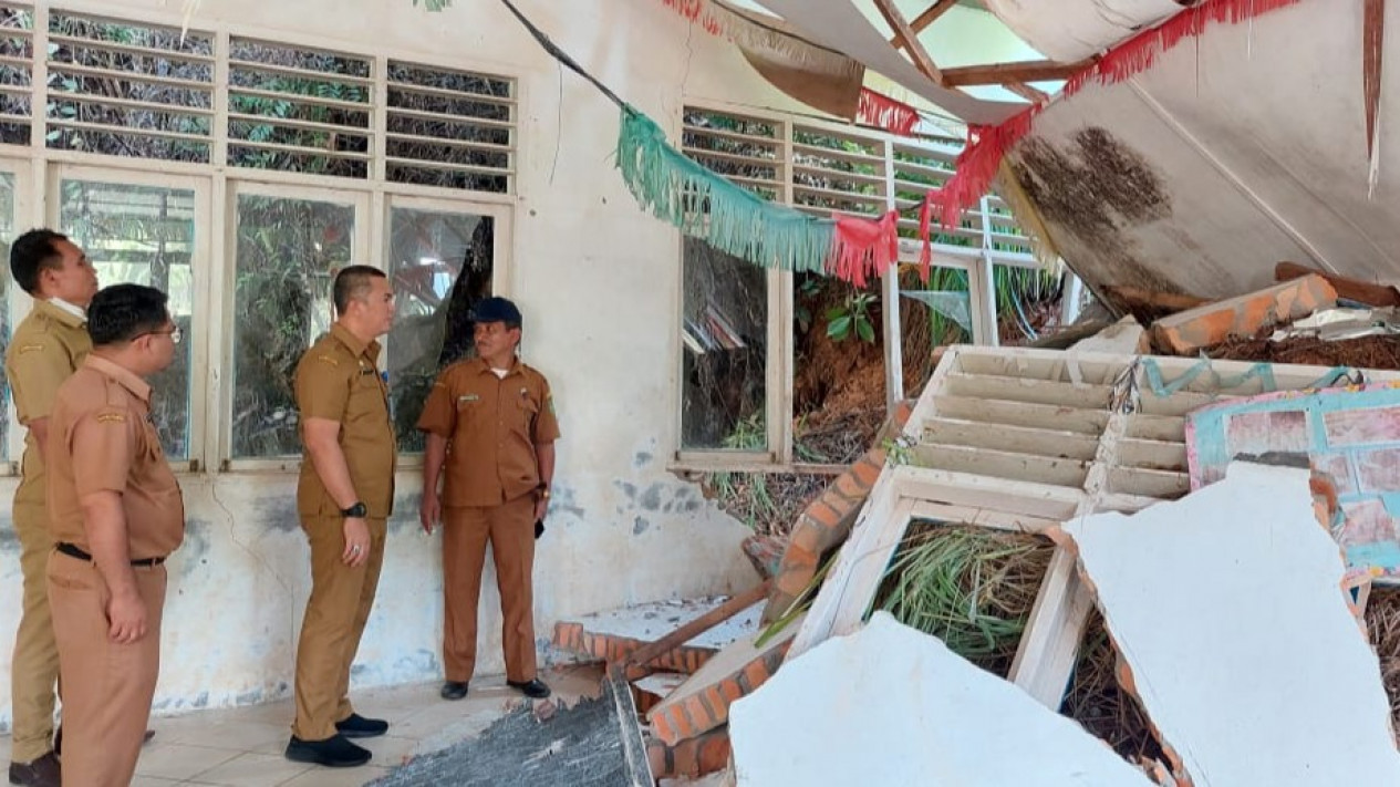 Puluhan Sekolah di Madina yang Porak poranda akibat Banjir dan Longsor Masih Belum Diperbaiki
            - galeri foto