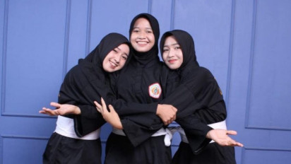 Berpakaian Pencak Silat, Begini Pesona Nuraini Buruh Angkut Semen Bersama Dua Saudaranya