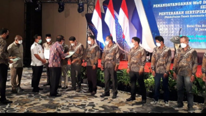 Menteri Agraria Serahkan Sertifikat Tanah Rakyat ke 24 Bupati dan Walikota di Sulsel