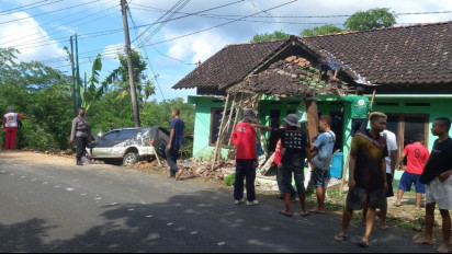 Pengemudi Mabuk, Sebuah Mobil Seruduk Rumah Warga di Gunungkidul