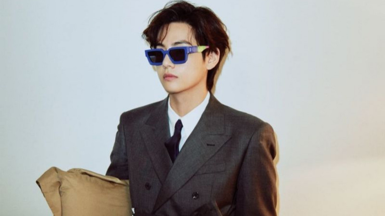 V BTS Cetak Debut di Billboard AS Lewat Lagu "Christmas Tree"
            - galeri foto