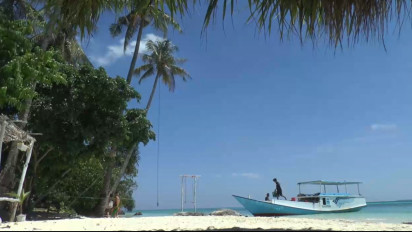 Pesona Alami Pantai Tanjung Gelam di Karimunjawa