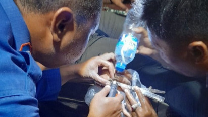 Heboh! Cincin Akik Seorang Pria di Probolinggo Sulit Dilepas, Petugas Damkar Turun Tangan