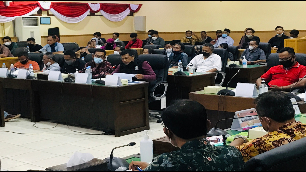 Ratusan Pedagang Pasar Induk Kota Bojonegoro Menolak Direlokasi
            - galeri foto