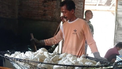 Antisipasi Kerugian karena Minyak Goreng Mahal, Produsen Kerupuk di Madiun Kurangi Produksi hingga Karyawan