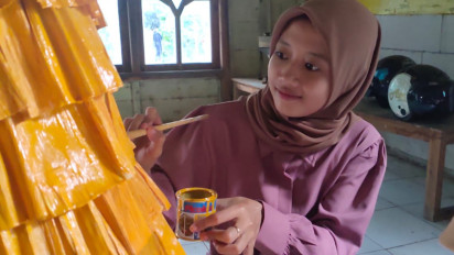 Wanita Cantik Asal Blora Ubah Kulit Jagung Jadi Gaun Menarik