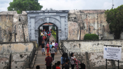 Mengunjungi Benteng Malborough Bengkulu